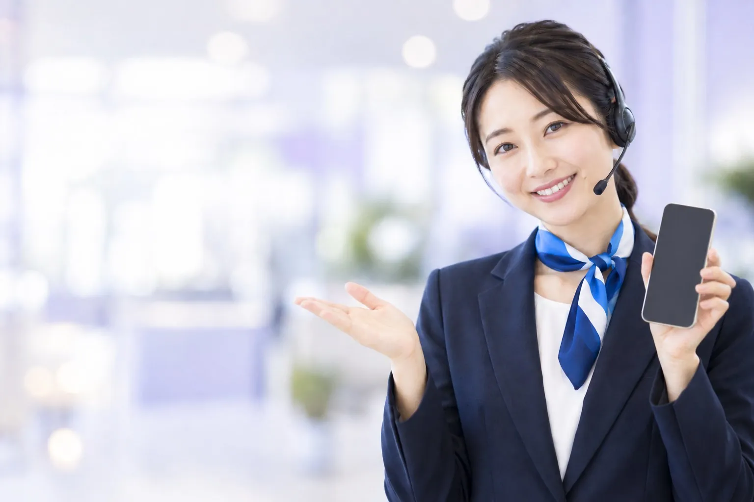 ヘッドセットを付けた受付スタッフの女性のイラスト