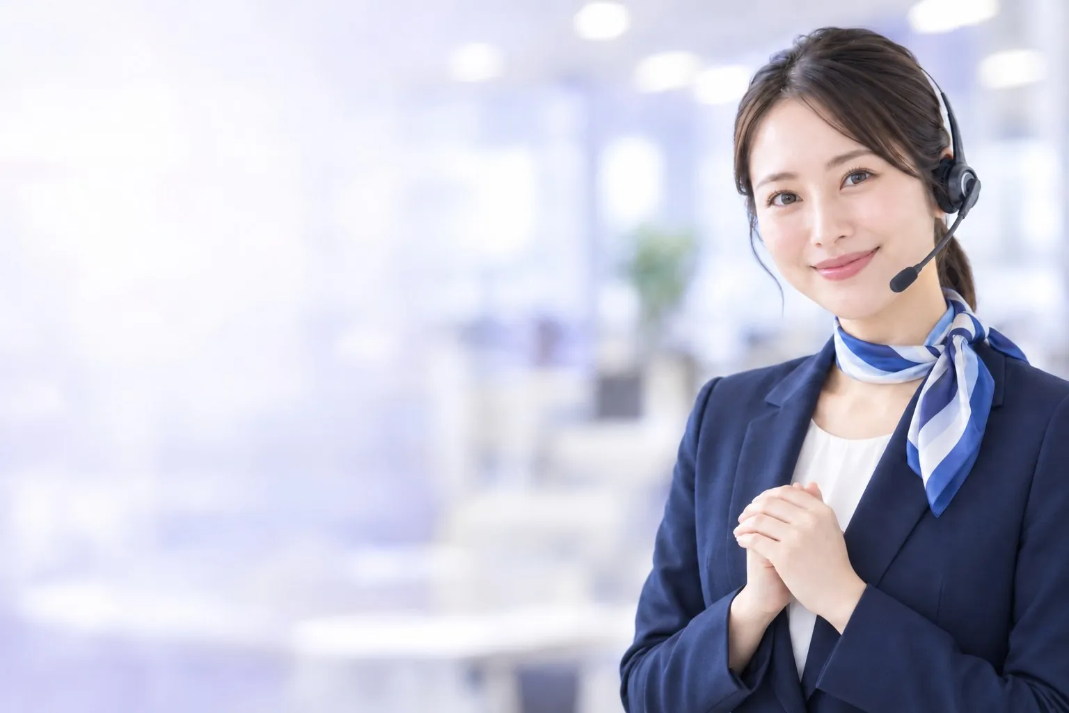 ヘッドセットを付けた受付スタッフの女性のイラスト