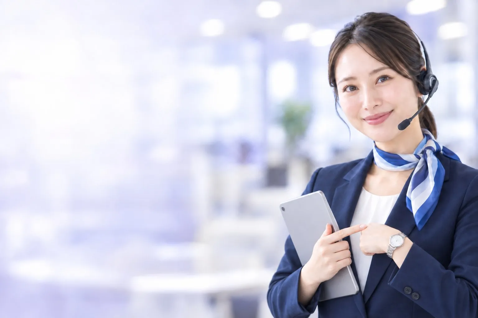 ヘッドセットを付けた受付スタッフの女性のイラスト
